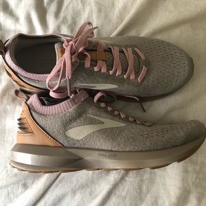 Brook’s Levitate 2 LE blush